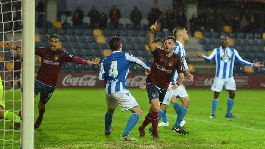 Javi Pazos celebrando el gol del empate contra el Deportivo Fabril. // Gustavo Santos