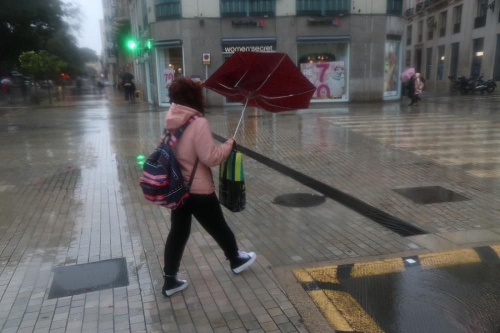 Lluvia y temporal en el mar en Málaga con la llegada de la borrasca Filomena.