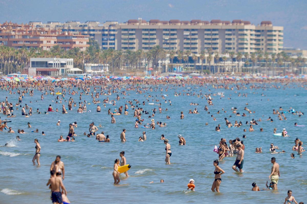 Las playas de València se llenan ante la llegada inminente de una nueva ola de calor