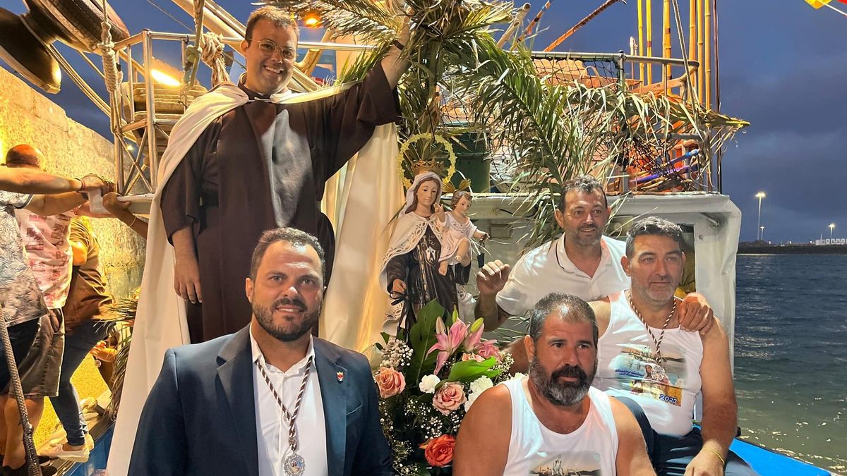 El cura de Valterra, Nicanor Bermúdez, junto al alcalde de Arrecife, Yonathan de León, y varios de los participantes en la procesión marinera del pasado domingo.