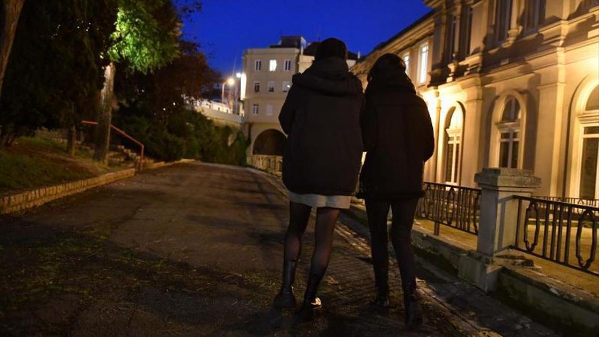 Dos mujeres caminan por la calle en A Coruña.