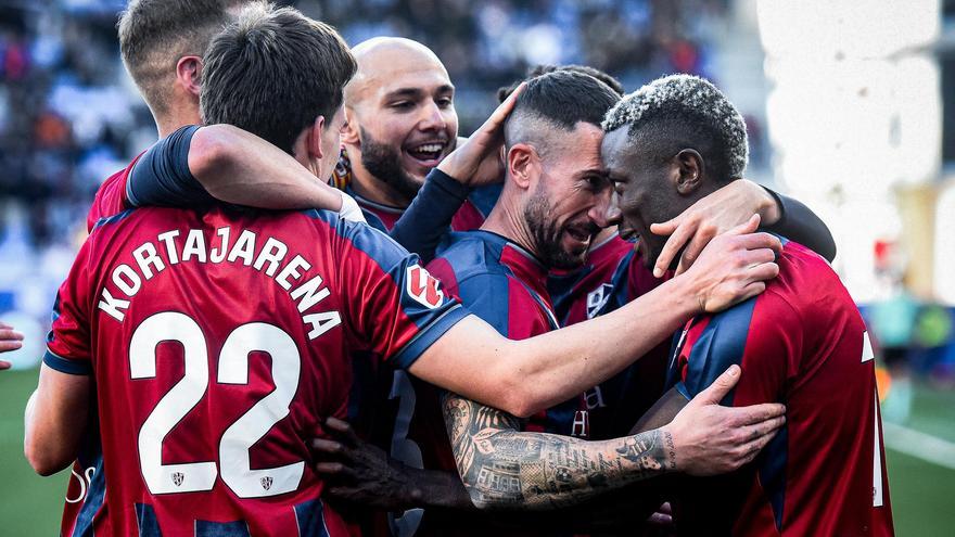 Los futbolistas del Huesca celebran un gol este curso.