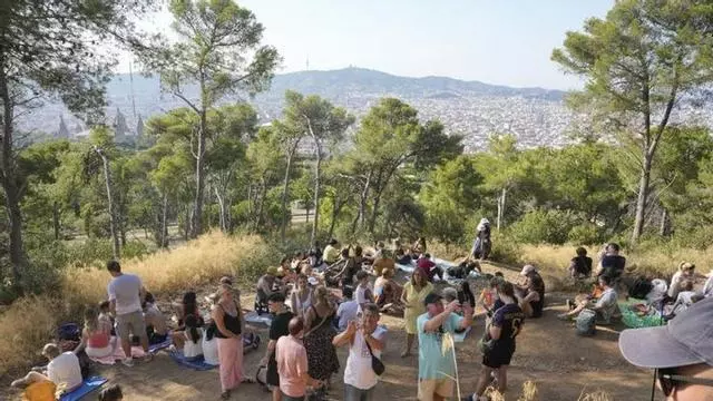 A PIE DE CALLE | Ambiente en el Sot del Migdia (Montjuic) previo al eclipse