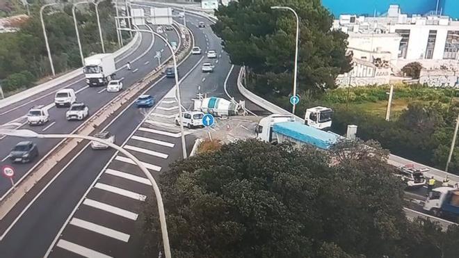 Un camión pierde la cuba de hormigón en la entrada a la Vía de Cintura