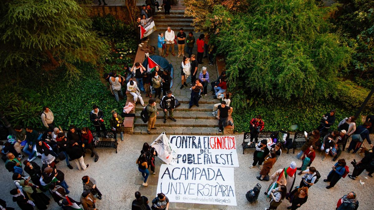 Varios estudiantes durante una sentada en el Edifici Històric de la Universitat de Barcelona (UB), a 6 de mayo de 2024, en Barcelona, Catalunya (España).