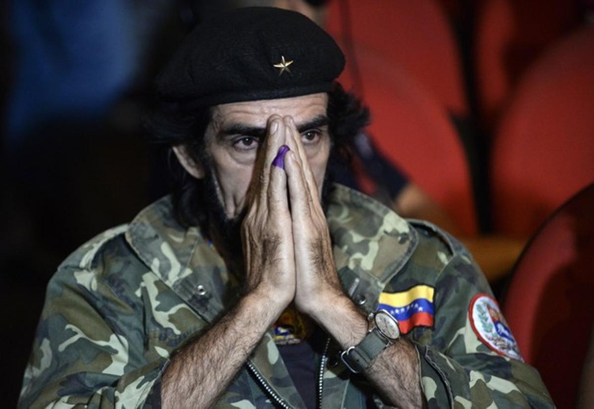 Un seguidor del partit de Nicolás Maduro, disfressat de Ché Guevara, trist per la derrota electoral.