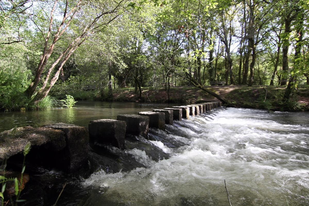 El área recretiva de As Illas de Gres está formada por cinco islas unidas entre sí mediante pequeños puentes y pasos o poldras