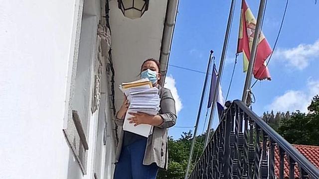 Una vecina, con parte de las alegaciones al parque Penas Boas.