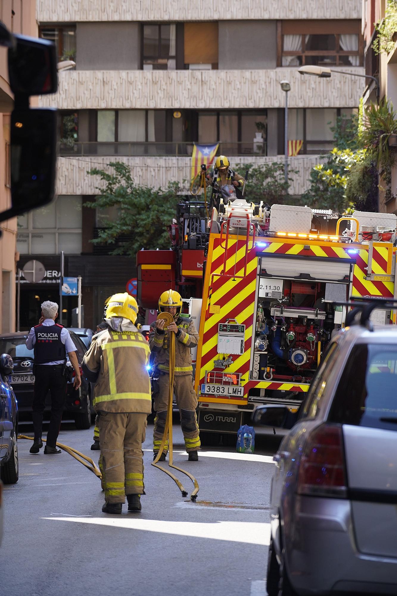 Incendi amb tres ferits lleus a Girona