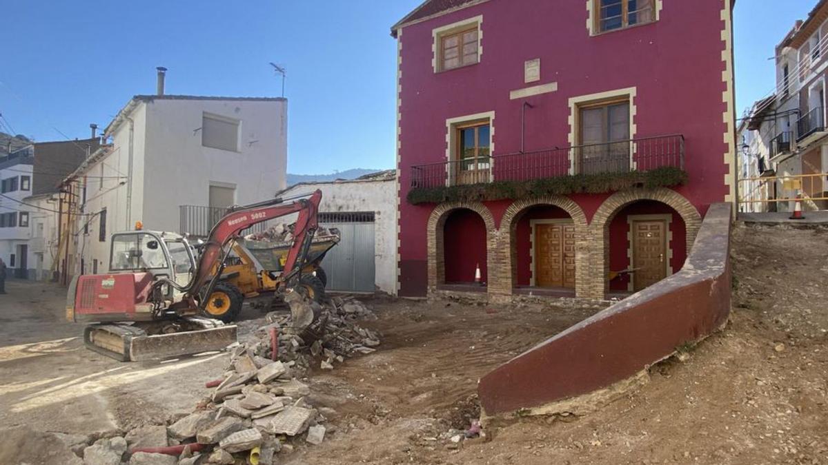 Las obras se llevan a cabo en torno al edificio del consistorio. | SERVICIO ESPECIAL