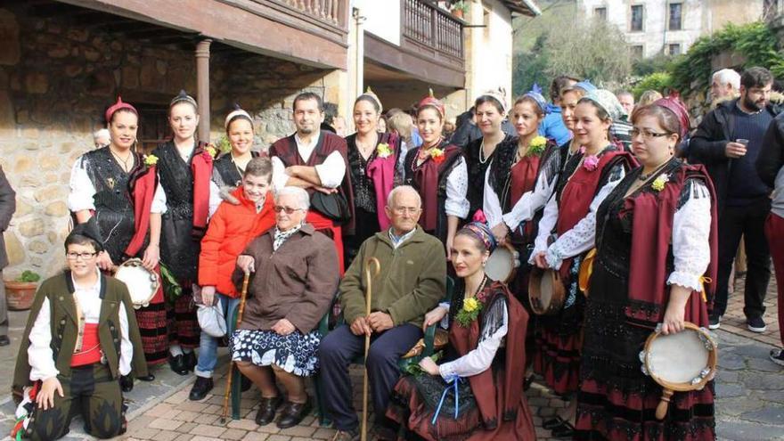 Isidora Fernández, sentada en primera fila, junto a los integrantes del &quot;Corri corri&quot; y otros vecinos.