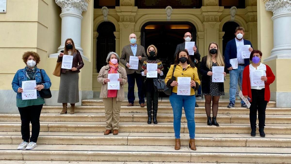 Miembros de la plataforma ciudadana, en el Ayuntamiento de Málaga.