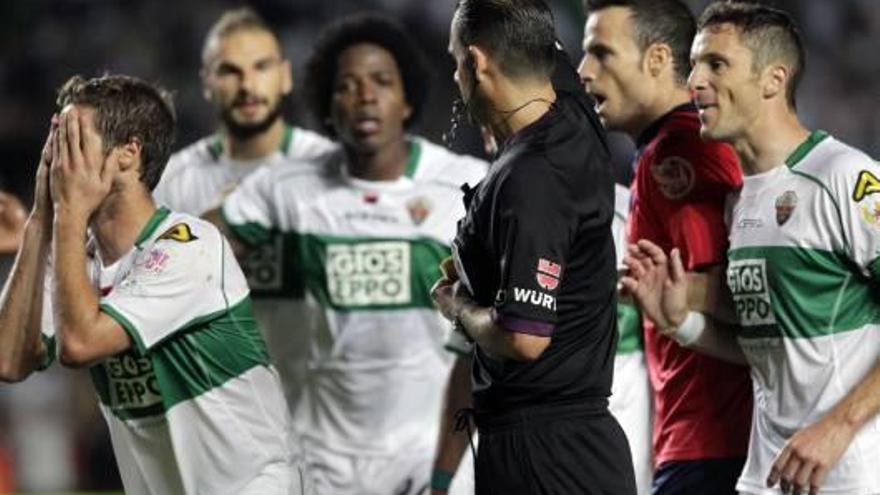 Muñiz amonesta a Rubén Pérez tras pitar penalti.