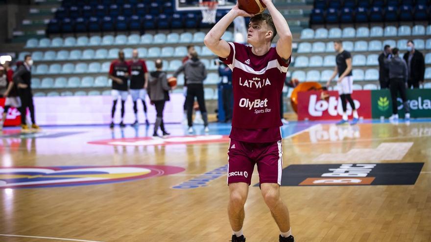 Steinbergs col·labora durant un minut en el triomf de Letònia a Bèlgica (65-66)