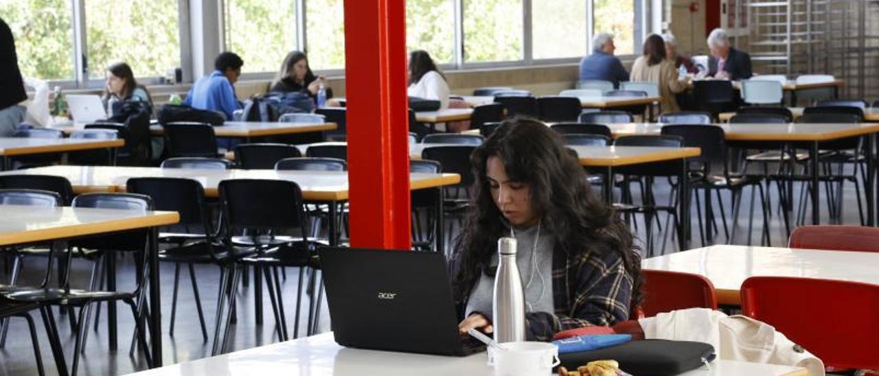 El comedor de Filología acoge a usuarios de menú y a otros que se llevan su táper de comida.