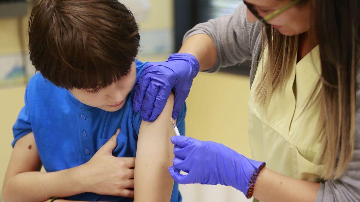 Un niño recibe la vacuna de la gripe, imagen de archivo.