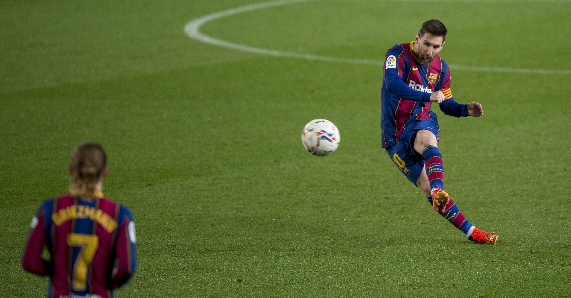 Messi lanza una falta en el Camp Nou ante el Huesca.