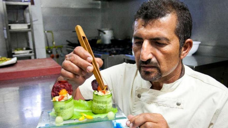 El afamado chef majorero Marcos Gutiérrez, del pueblo de Villaverde, elaborando una de sus creaciones. | | LP/DLP