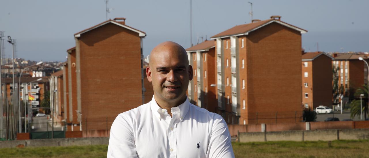 Jesús Martínez Salvador, en Contrueces, con la Comandancia de la Guardia Civil de Gijón al fondo.