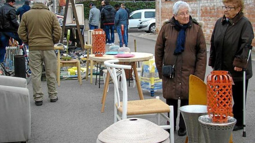 Avinyó estrenaa mig gas el mercat mensual de segona mà