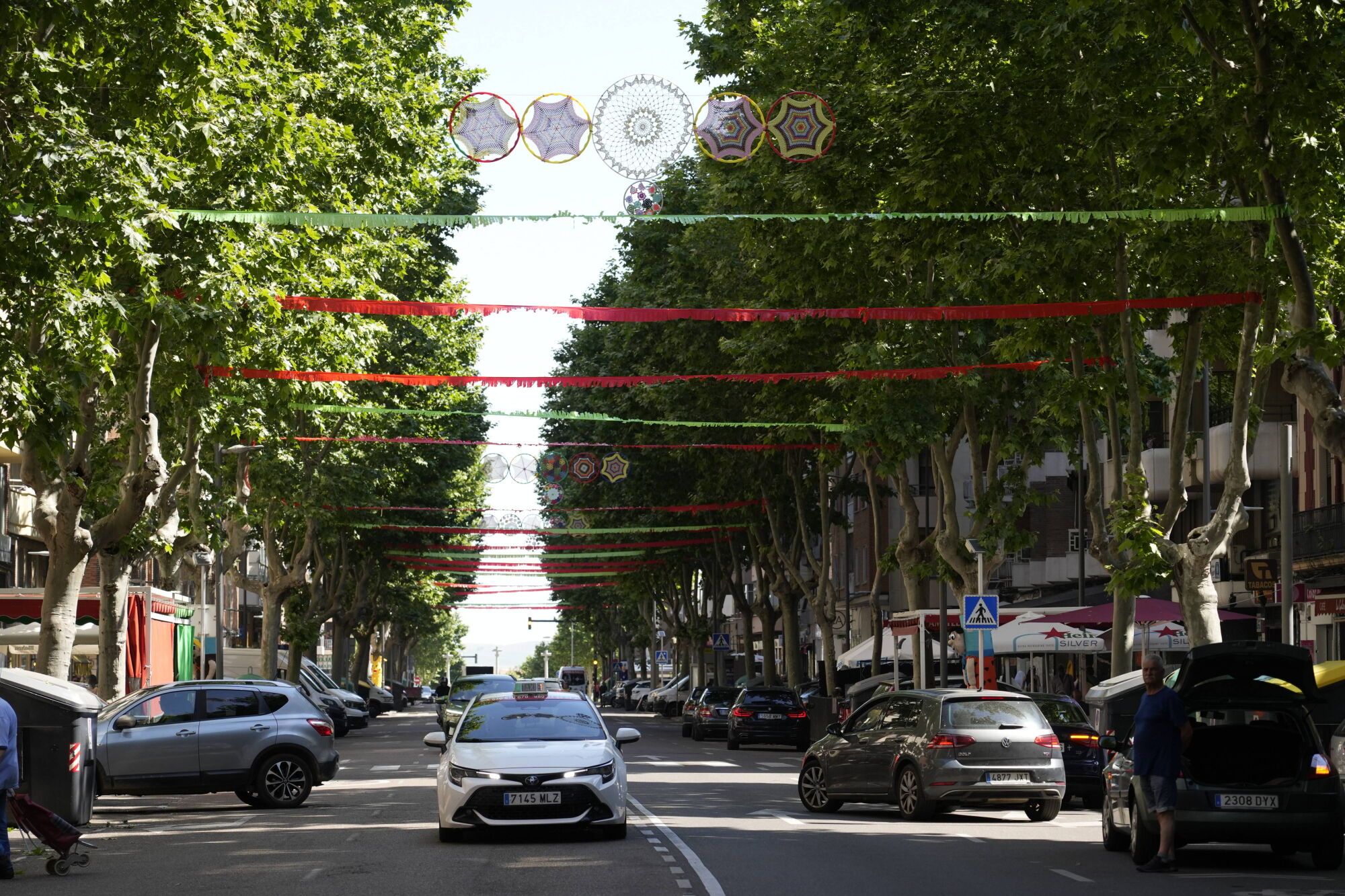 Tráfico de vehículos en la avenida Tres Cruces, una de las arterías comerciales más destacadas de la ciudad de Zamora.