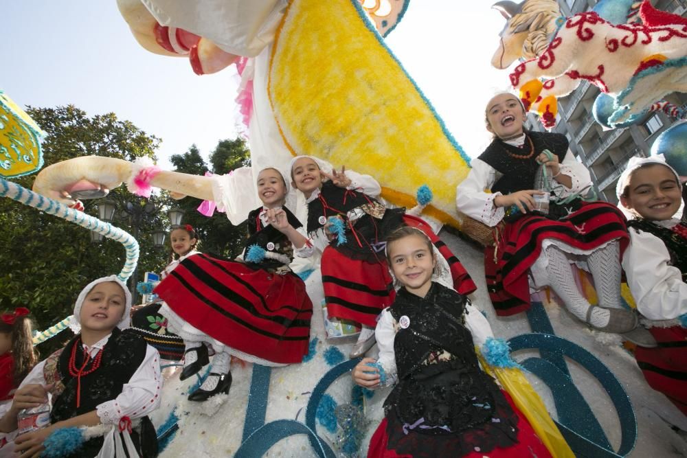 Oviedo celebra el desfile del Día de América en Asturias