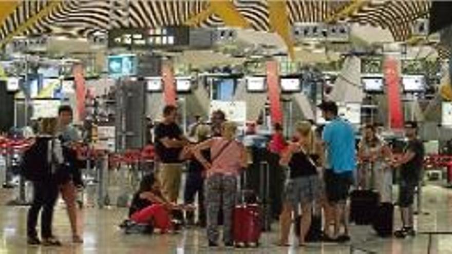 Uns passatgers esperant els seus vols a l&#039;aeroport de Barajas