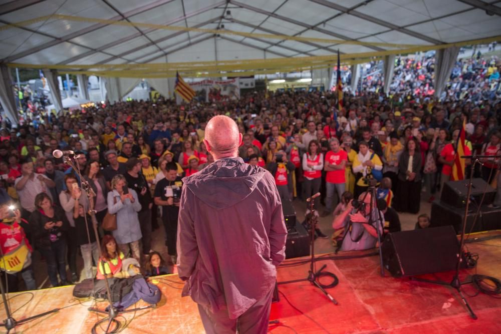 Milers de persones en la cadena humana de Sant Julià de Ramis a Aiguaviva per commemorar l'1-O