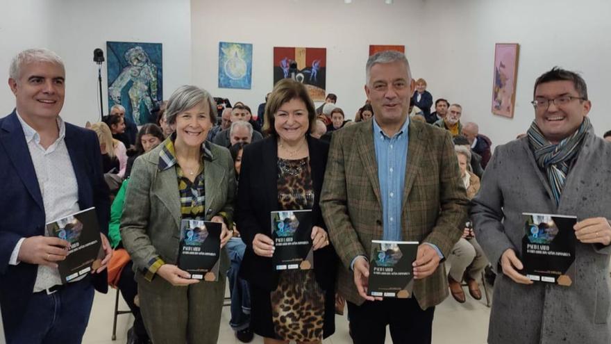 Javier Blanco, Charo Golmar, Carmen Lareo, Valentín García y  Julio López posan con ejemplares del libro.    | // JOSÉ RAMÓN MOIRE