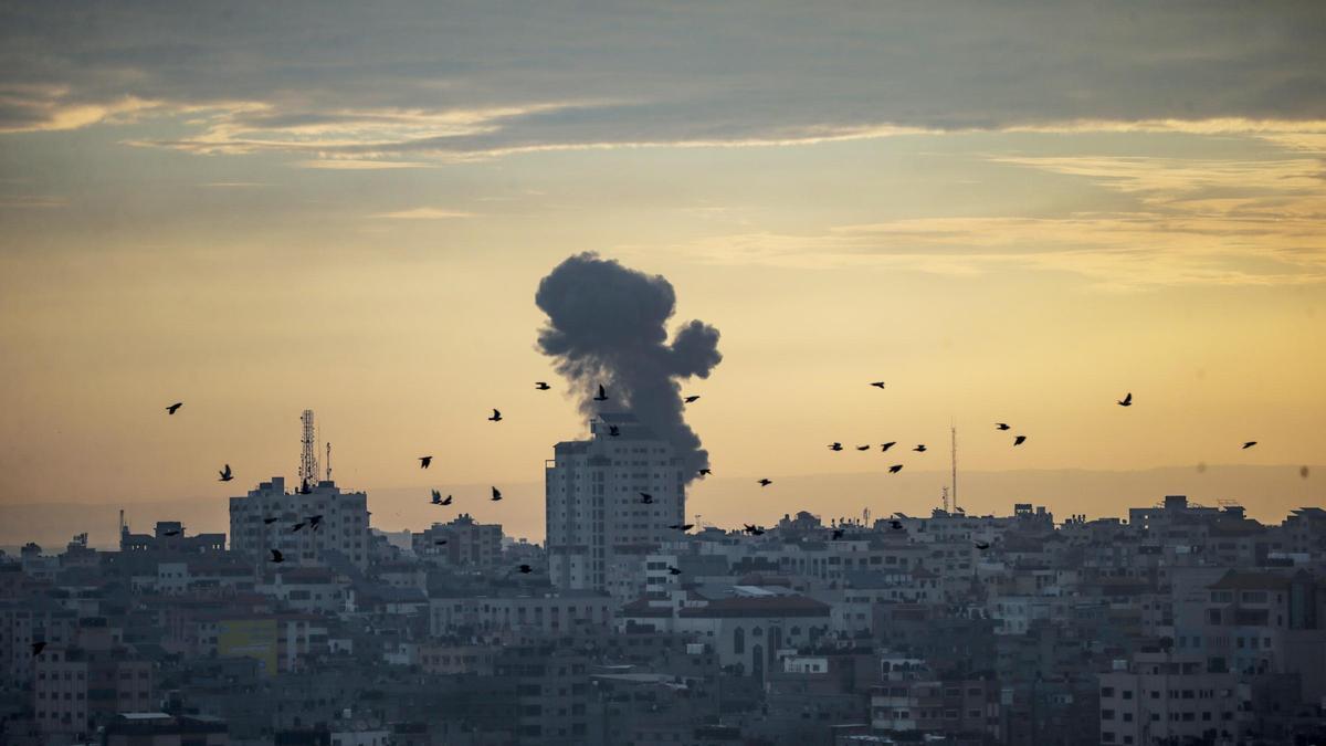 Una columna de humo en Gaza durante los bombardeos del Ejército de Israel.