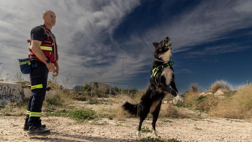 Senda, la &quot;bombera&quot; que rescató a una mujer de 86 años en Alicante