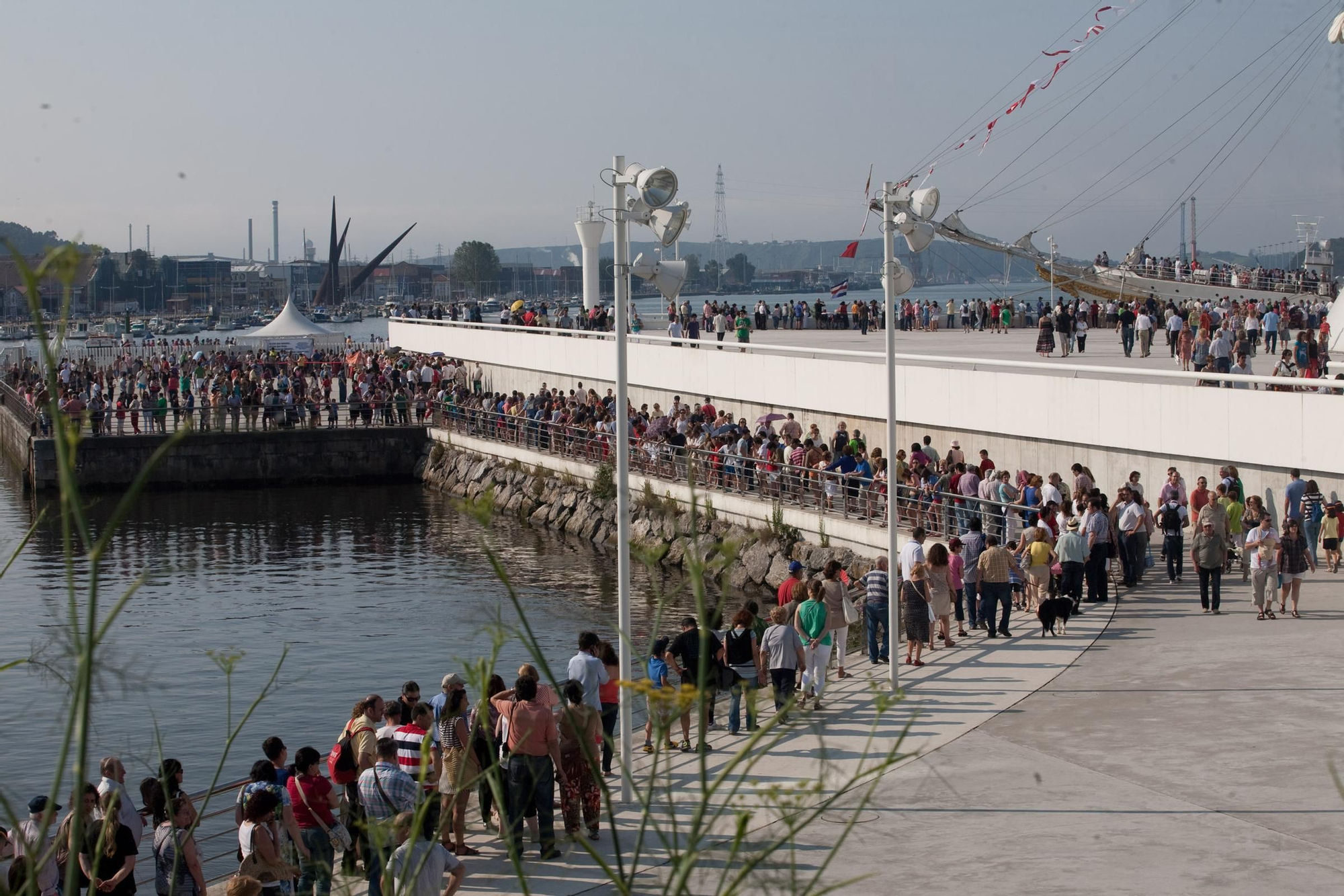En imágenes: Así fue la última visita del Juan Sebastián Elcano a Asturias, en 2013 y a Avilés