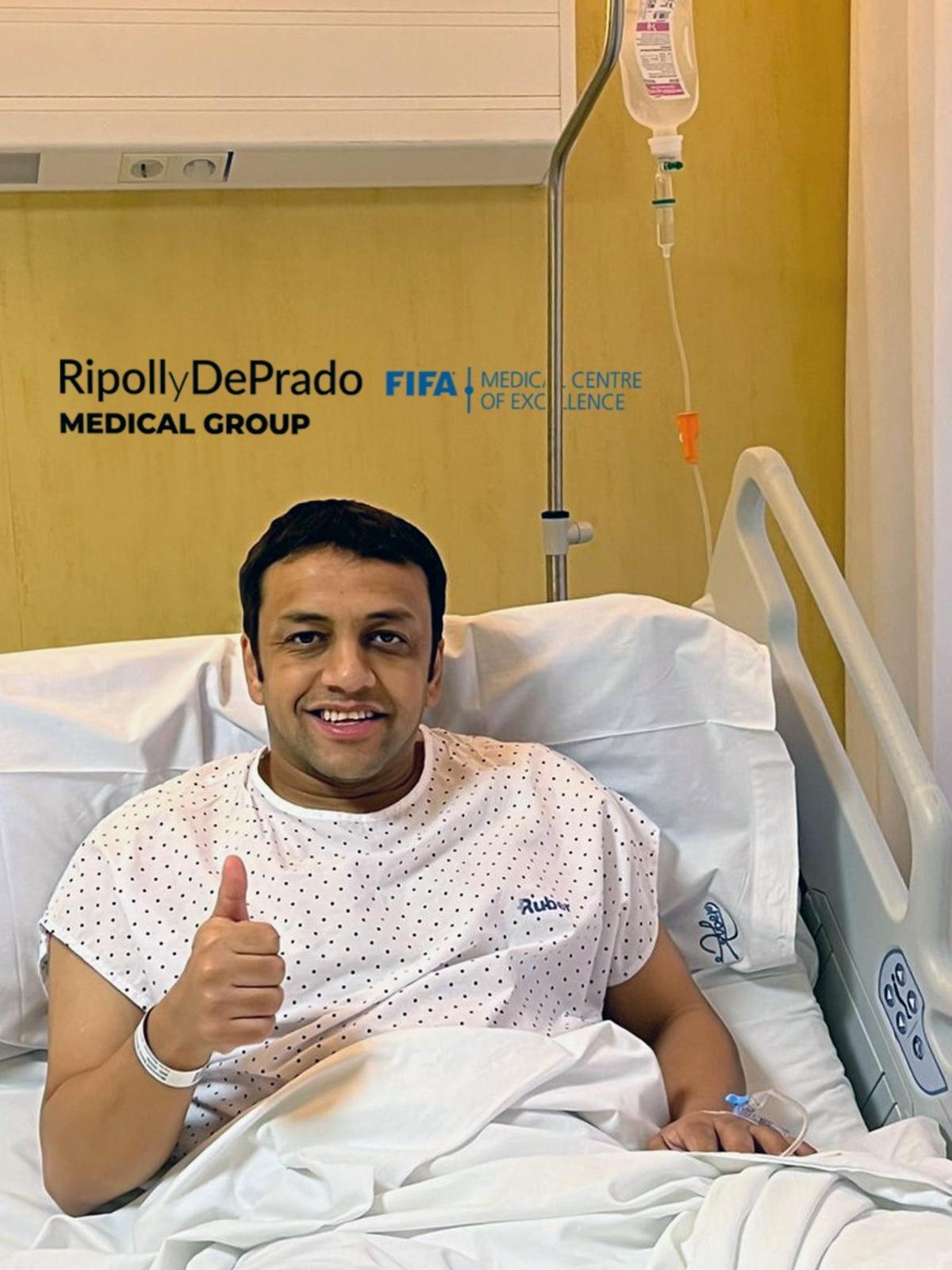 Mohammad Al-Shalhoub sonríe a cámara tras salir de su operación de menisco en la clínica de los doctores Ripoll y De Prado..