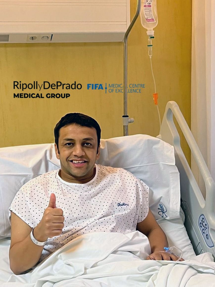 Mohammad Al-Shalhoub smiles at the camera after leaving his meniscus surgery at doctors Ripoll and De Prado's clinic.