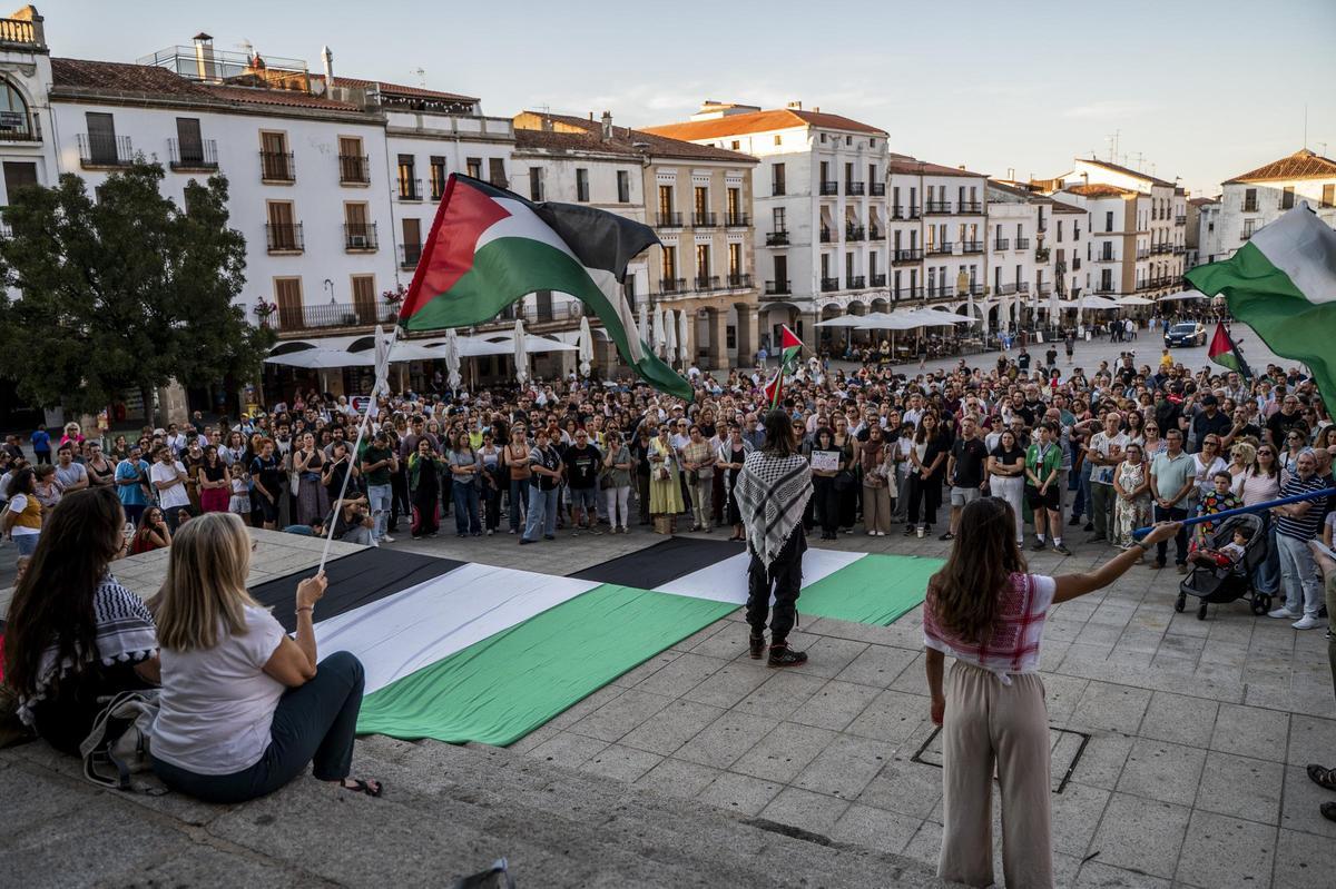 FOTOGALERÍA | Concentración en Cáceres en apoyo a la flotilla humanitaria