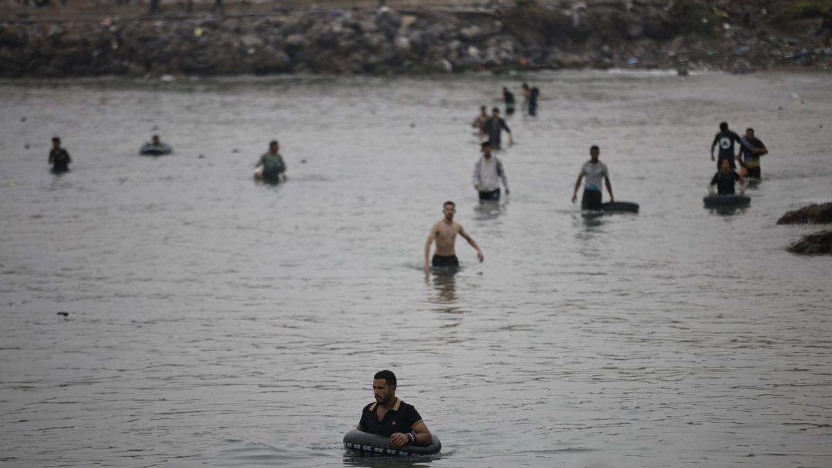 Un grup de persones intenta entrar a Ceuta pel mar