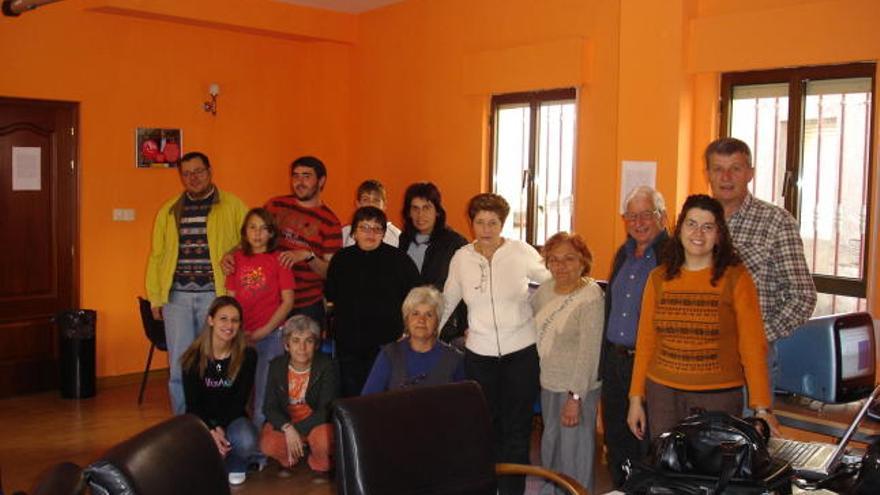 Los alumnos del curso posan en la sala del telecentro de Trabazos.