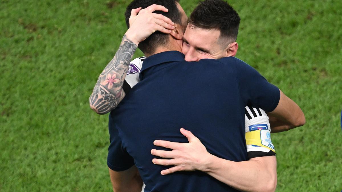 Lionel Messi se abraza a Lionel Scaloni after the FIFA World Cup Qatar 2022 semi final soccer match between Argentina and Croatia at the Lusail Stadium. Photo: Robert Michael/dpa