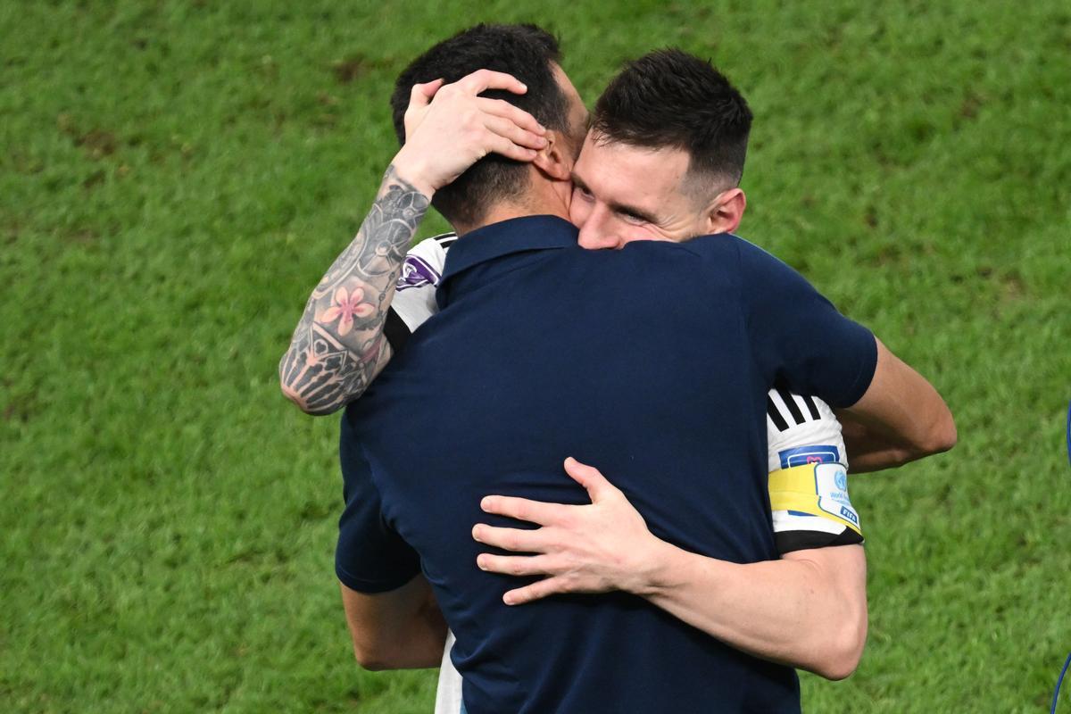 Lionel Messi se abraza a Lionel Scaloni after the FIFA World Cup Qatar 2022 semi final soccer match between Argentina and Croatia at the Lusail Stadium. Photo: Robert Michael/dpa