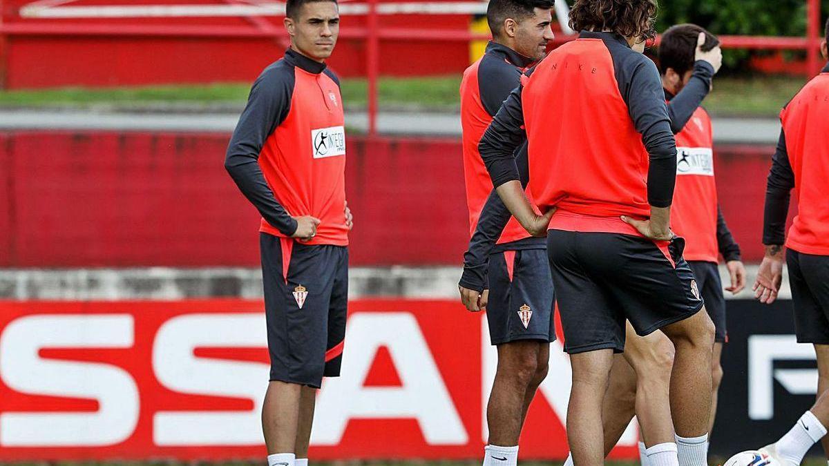 Djurdjevic, primero por la izquierda, durante un momento del entrenamiento de ayer.