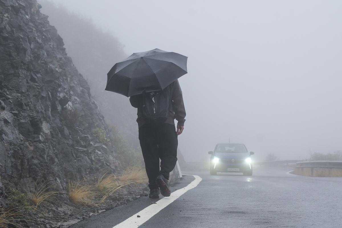 Un hombre camina por la carretera de Tunte a Ayacata