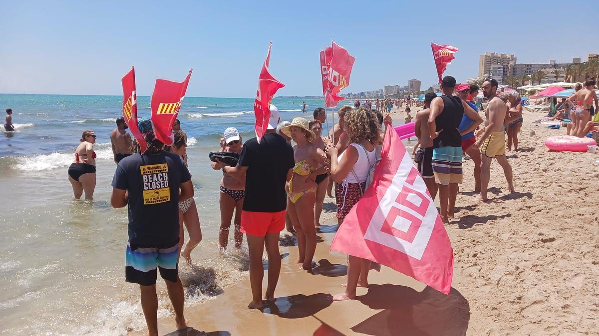 Los socorristas conversan con bañistas durante la huelga del pasado fin de semana en El Campello