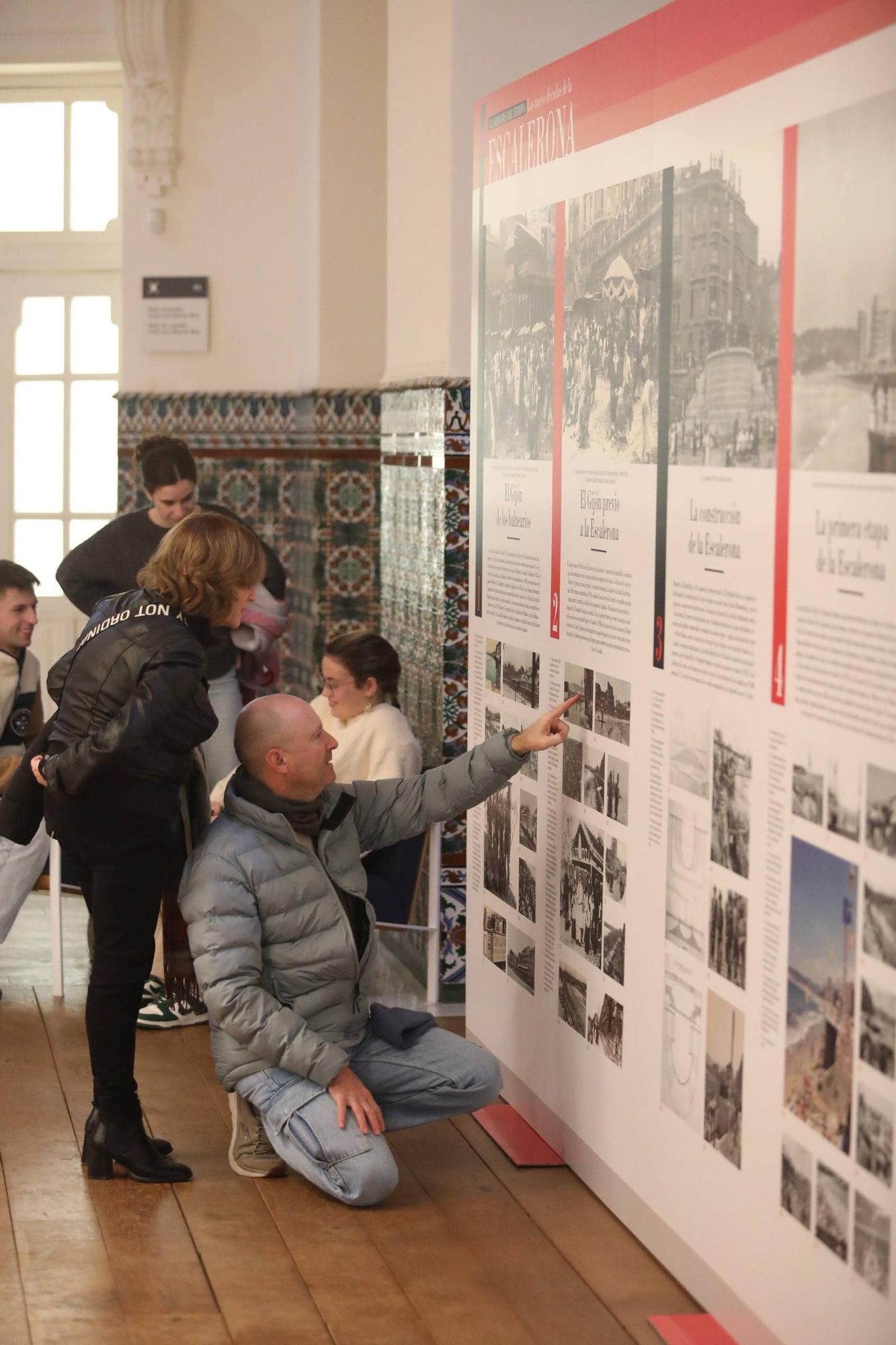 Visitantes en la exposición "Guardianes del tiempo" porganizada por LA NUEVA ESPAÑA