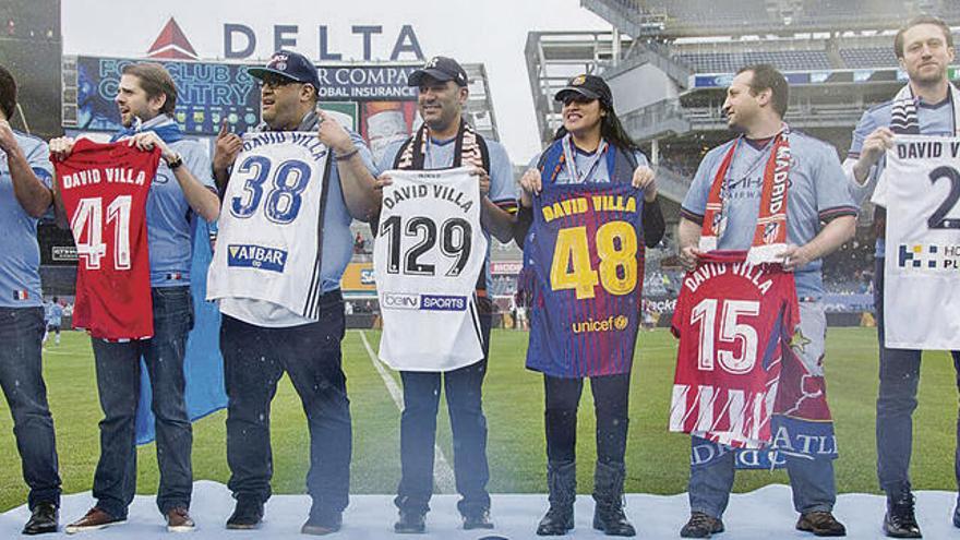 La camiseta del Sporting, segunda por la izquierda, durante el homenaje a Villa en el Yankee Stadium.