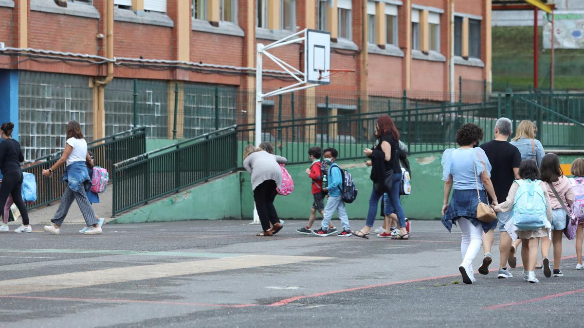 Alumnado del colegio Quirinal el primer día de colegio del nuevo curso escolar.