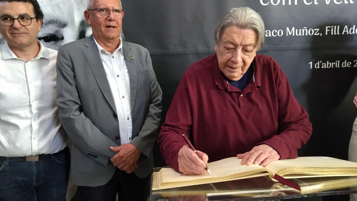 Paco Muñoz firma en en libro de honor del Ayuntamiento de Dénia
