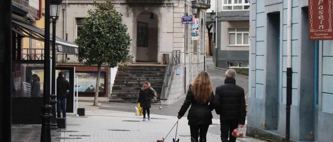 Una pareja camina por la calle Braulio Busto con dos perros.