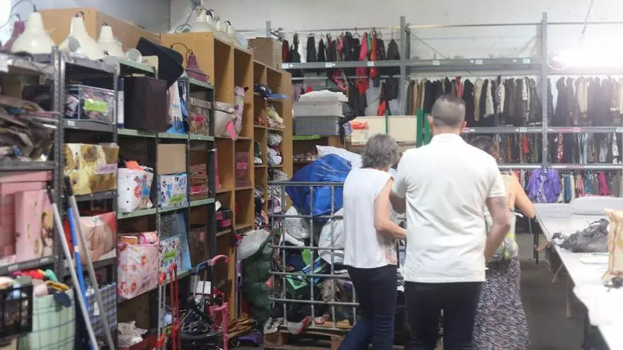 VÍDEO | El almacén de Moda Re- en Zamora: de ropa a carritos de bebé