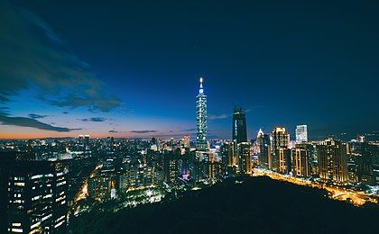 Taipéi, la ciudad más poblada de Taiwán, por la noche.