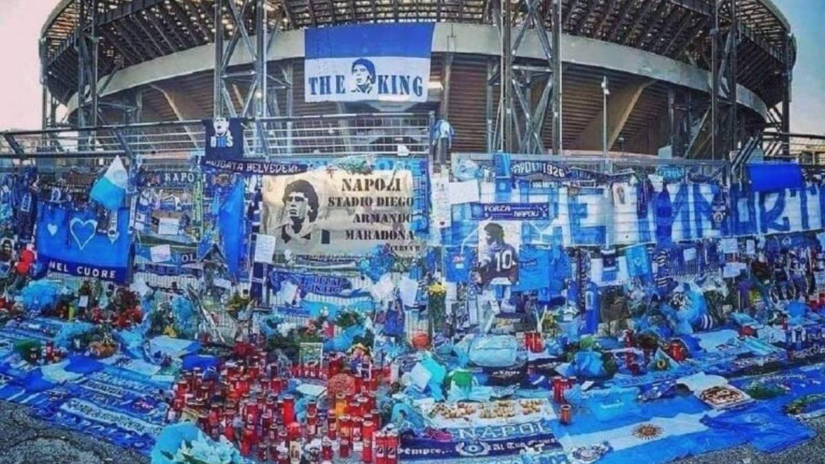 Homenaje a Maradona en el estadio del Napoli